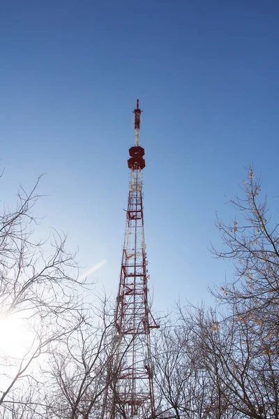 Basisstation mobiele netwerkantenne op een stalen mast met een repeater. — Stockfoto