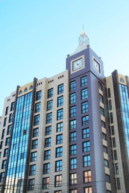 Modern şehir mimarisi, gökyüzünü yansıtan sıra sıra pencereler.