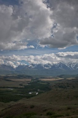 Kuzey Chuya tepesi, Chuya bozkırı, Chuya nehri, Altai, Aktru, Altai dağları, buzuldaki dağlar, buzullar.