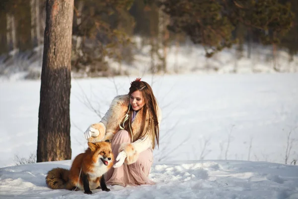 Uma Linda Garota Caminha Com Uma Raposa Uma Floresta Nevada — Fotografia de Stock