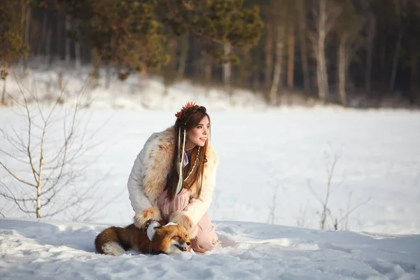 Uma Linda Garota Caminha Com Uma Raposa Uma Floresta Nevada — Fotografia de Stock