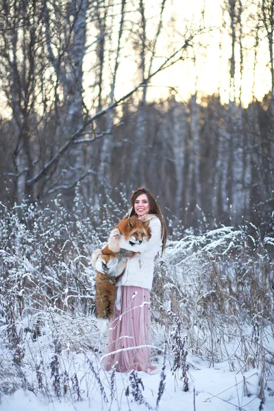 Uma Linda Garota Caminha Com Uma Raposa Uma Floresta Nevada — Fotografia de Stock