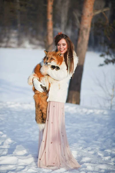 Una Hermosa Chica Camina Con Zorro Bosque Nevado Clima Frío —  Fotos de Stock