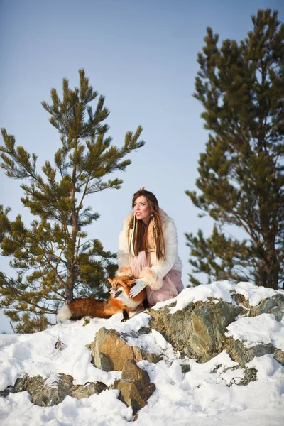 Uma Linda Garota Caminha Com Uma Raposa Uma Floresta Nevada — Fotografia de Stock