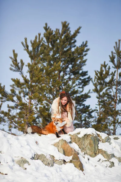 Uma Linda Garota Caminha Com Uma Raposa Uma Floresta Nevada — Fotografia de Stock