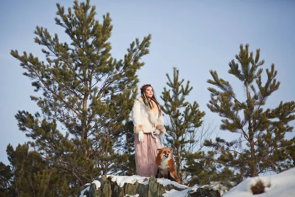 Uma Linda Garota Caminha Com Uma Raposa Uma Floresta Nevada — Fotografia de Stock