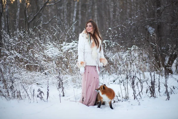 Красивая Девушка Гуляет Лисой Снежном Лесу Холодная Зимняя Сказка Рыжая — стоковое фото