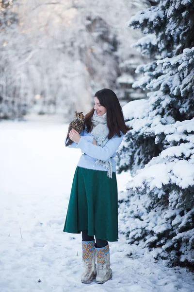 Una Hermosa Chica Camina Bosque Invierno Con Búho Sesión Fotográfica —  Fotos de Stock