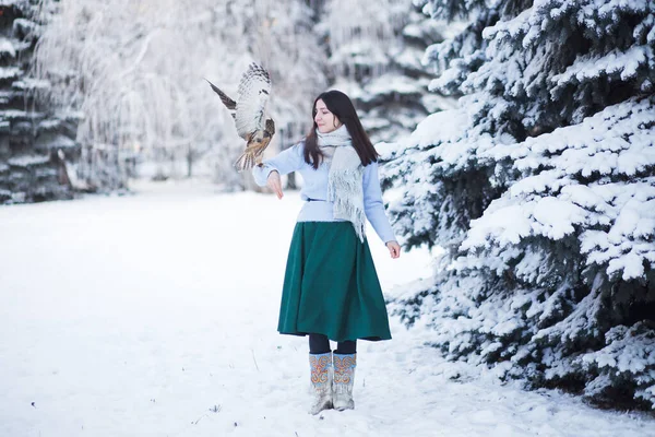 Una Hermosa Chica Camina Bosque Invierno Con Búho Sesión Fotográfica —  Fotos de Stock