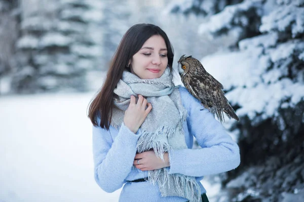 Una Hermosa Chica Camina Bosque Invierno Con Búho Sesión Fotográfica —  Fotos de Stock