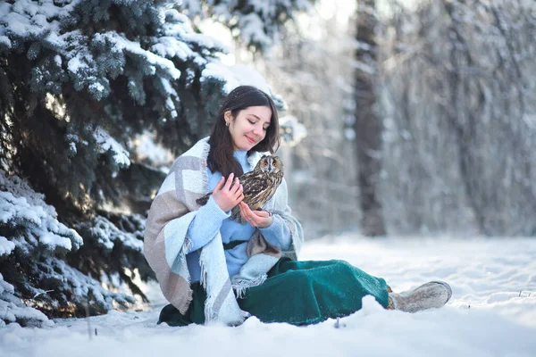 Uma Linda Garota Caminha Floresta Inverno Com Uma Coruja Sessão — Fotografia de Stock