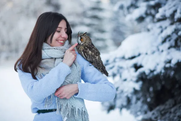 Uma Linda Garota Caminha Floresta Inverno Com Uma Coruja Sessão — Fotografia de Stock