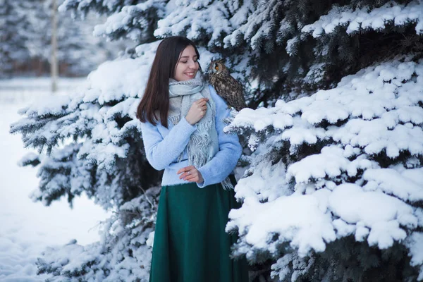 Una Hermosa Chica Camina Bosque Invierno Con Búho Sesión Fotográfica — Foto de Stock