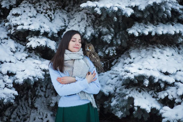 Красивая Девушка Гуляет Зимнему Лесу Совой Художественная Фотосессия Сов Зимний — стоковое фото