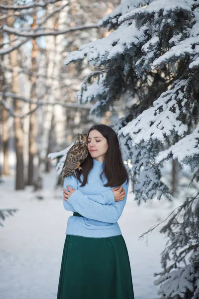 Una Hermosa Chica Camina Bosque Invierno Con Búho Sesión Fotográfica —  Fotos de Stock