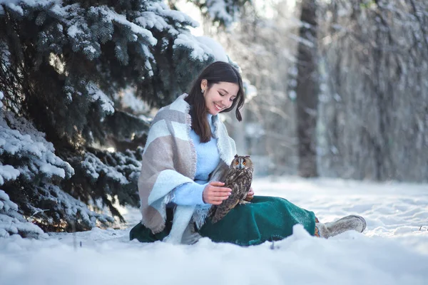 Una Hermosa Chica Camina Bosque Invierno Con Búho Sesión Fotográfica —  Fotos de Stock