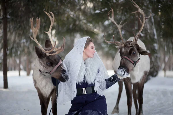 Una Chica Camina Invierno Con Ciervos Bosque Cuento Hadas Renos —  Fotos de Stock