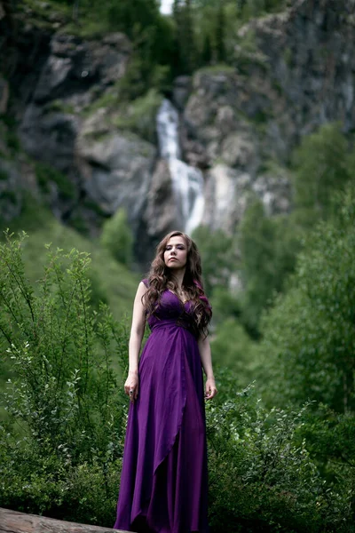 Menina Vestido Roxo Contra Fundo Uma Cachoeira Montanha — Fotografia de Stock