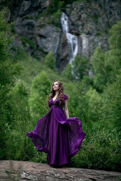 Menina Vestido Roxo Contra Fundo Uma Cachoeira Montanha — Fotografia de Stock