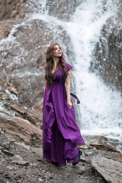 Menina Vestido Roxo Contra Fundo Uma Cachoeira Montanha — Fotografia de Stock