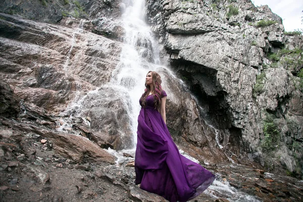 Meisje Een Paarse Jurk Tegen Achtergrond Van Een Berg Waterval — Stockfoto