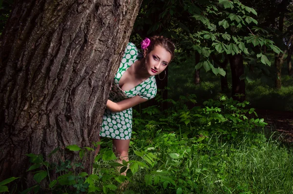 Mädchen in dunklem Holz — Stockfoto