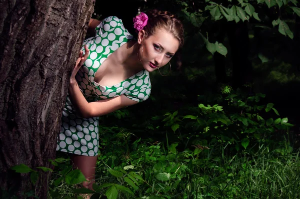 在黑暗的树林中的女孩 — 图库照片