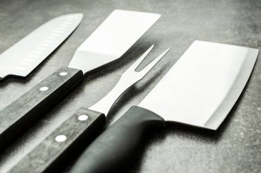 Et doğrama ve kızartma için mutfak aletleri. BBQ aracı