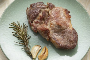 Biberiyeli biftek ve tavada kızartılmış sarımsak.