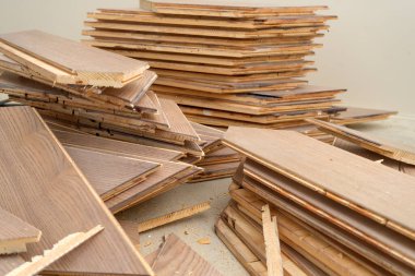 Meşeden yapılmış bir parke tahtasından ahşap döşeme işlemi