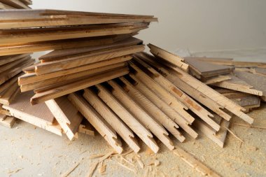 Meşeden yapılmış bir parke tahtasından ahşap döşeme işlemi