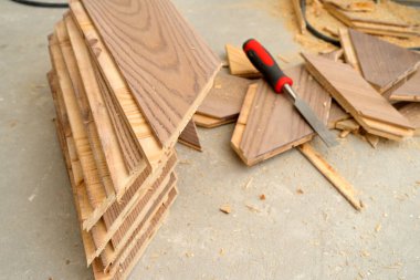 Meşeden yapılmış bir parke tahtasından ahşap döşeme işlemi