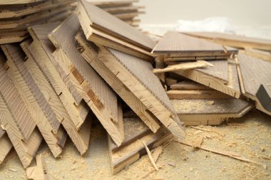 Meşeden yapılmış bir parke tahtasından ahşap döşeme işlemi