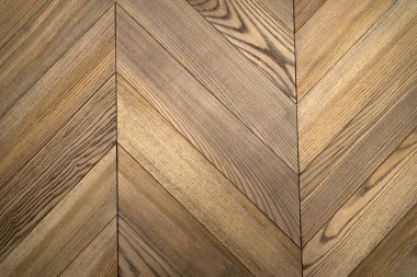 Meşeden yapılmış bir parke tahtasından ahşap döşeme işlemi