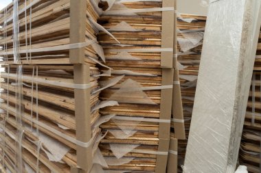 Meşeden yapılmış bir parke tahtasından ahşap döşeme işlemi