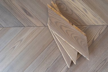 Meşeden yapılmış bir parke tahtasından ahşap döşeme işlemi