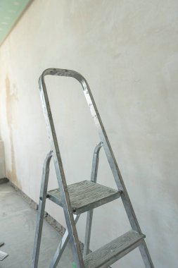 Yeni bir binada apartman tadilatı. Duvar kağıtları için yüzey hazırlığı. Yüzey patinaj ve anti-mantar karışımıyla kaplanıyor.
