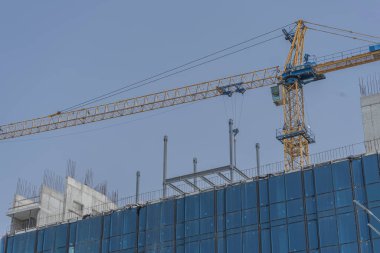 Ticari amaçlar için yüksek katlı bir binanın yapımı ve parlatılması. Bir ofis binasına seklopaket kurulumu