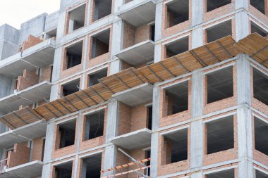 Ticari amaçlar için yüksek katlı bir binanın yapımı ve parlatılması. Bir ofis binasına seklopaket kurulumu