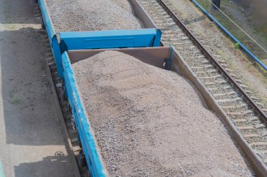 Tren istasyonundaki renkli yük trenlerinin insansız hava araçlarından gelen çeşitli yük trenleri ve vagonlar. Demiryolu ile mal taşıyan vagonlar.