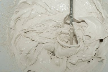 Alçı karışımını örüyorum. Boyama ve doldurma işi. Tadilat ve yenileme. Ev tadilatı. yakın plan