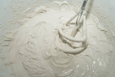 Alçı karışımını örüyorum. Boyama ve doldurma işi. Tadilat ve yenileme. Ev tadilatı. yakın plan