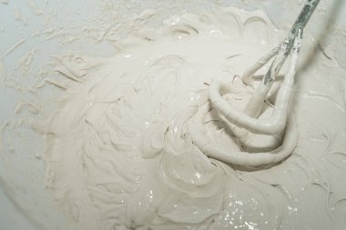 Alçı karışımını örüyorum. Boyama ve doldurma işi. Tadilat ve yenileme. Ev tadilatı. yakın plan