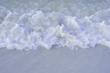 Beyaz kumlu ve sakin denizli yaz manzaralı bir sahil. Mükemmel plaj tatili ve yaz tatili konsepti