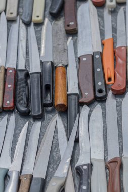 Bir desen gibi masanın üzerine yığılmış çok sayıda bıçak vardı. Bıçak şeklinde somut bir kanıt. Cinayet silahı.