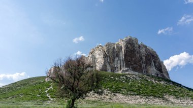 Manzaranın içindeki tebeşir dağları güzel bir manzara oluşturuyor. Kayaların jeolojik büyümesi