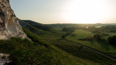 Manzaranın içindeki tebeşir dağları güzel bir manzara oluşturuyor. Kayaların jeolojik büyümesi