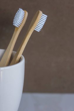 Atık olmadan çevre dostu ahşap diş fırçası. Çevre dostu diş temizleme ürünleri Doğal organik banyo kozmetik konsepti Düz döşeme, üst görünüm, kopyalama alanı