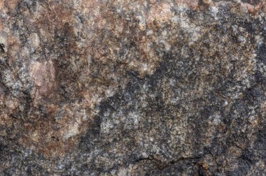 Soyut taş arka plan. Taş duvar dokusu. Yakın plan. Karanlık, harap olmuş bir uçurum. Taş ya da kaya dağlarının pürüzlü gri dokusu, jeoloji ve dağcılık teması üzerine metin için arkaplan ve kopyalama alanı.