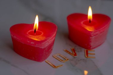 Sevgililer Günü için kırmızı kalp şeklinde mumlar.